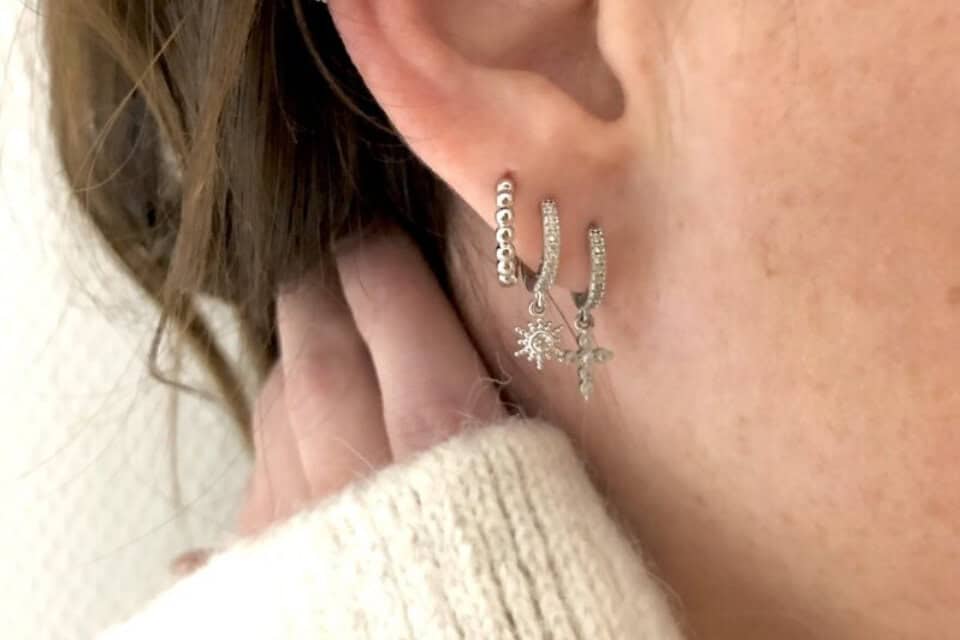 Quels types de boucles d'oreilles porter en fonction de sa coiffure ?