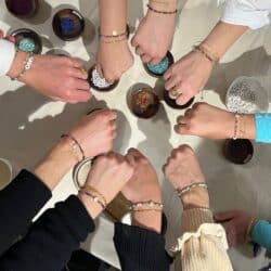 Poignets avec bracelets personnalisés créés pendant un atelier à Toulouse.